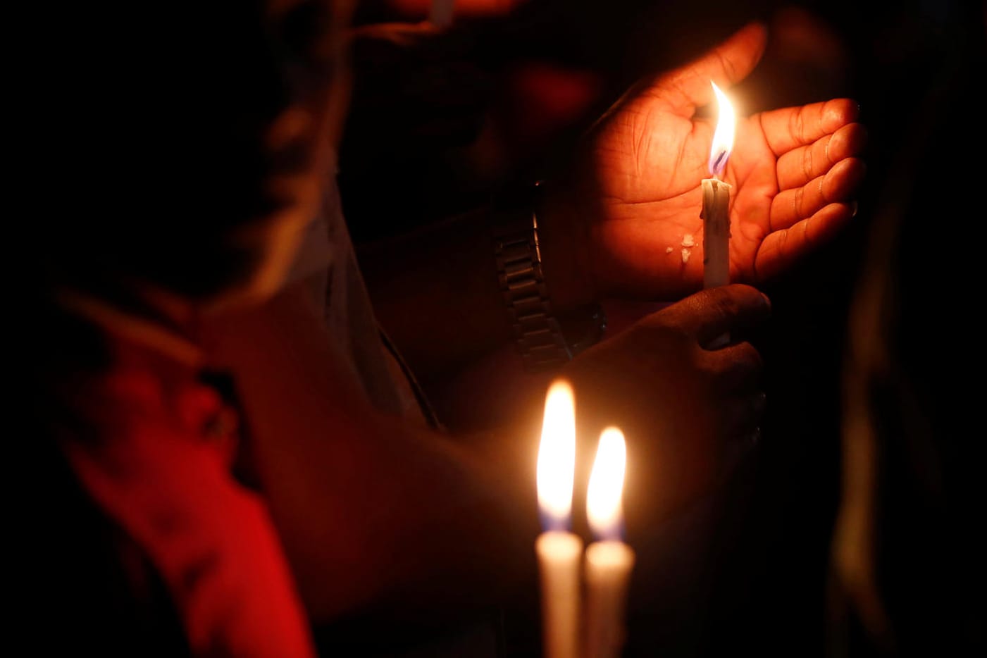 Menschen trauern in Dhaka vor dem Restaurant, in dem 20 Geiseln starben.