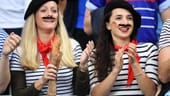 Die Fans der Equipe Tricolore haben sich stereotypisch herausgeputzt: Diese beiden weiblichen Fans bestechen durch französische Markenzeichen wie Mustache und Baskenmütze...