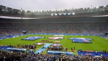 Herzlich Willkommen zum letzten Viertelfinalspiel dieser EM! Im Pariser Stadion von Saint-Denis kommt es zum Duell zwischen Gastgeber Frankreich und dem Überraschungsteam aus Island. Welches Team zieht als letztes ins Halbfinale ein? Dort wartet ein Hammer-Gegner: Weltmeister Deutschland.