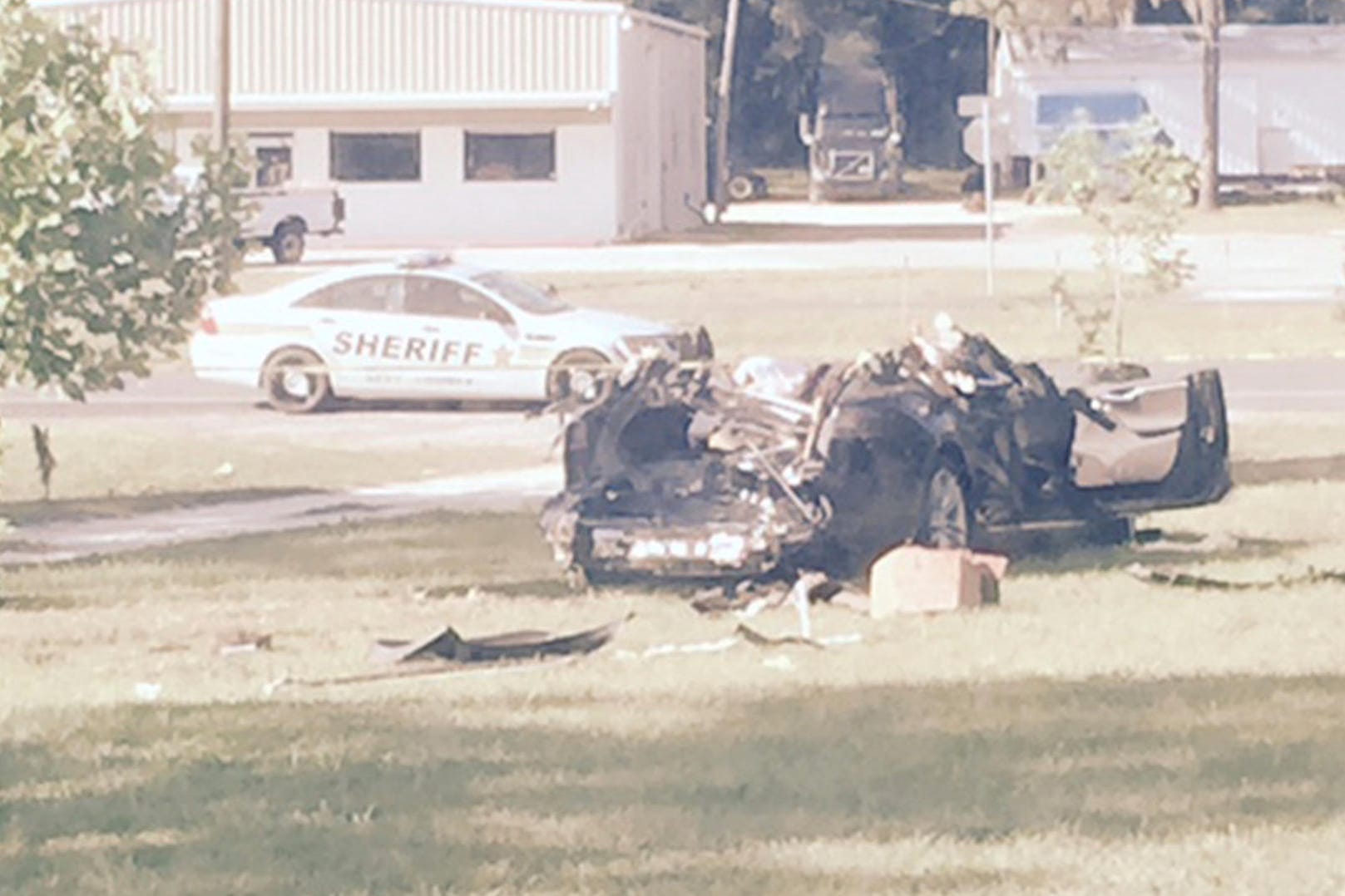 Das Autowrack nach der Kollision mit einem Lkw-Anhänger in Florida.
