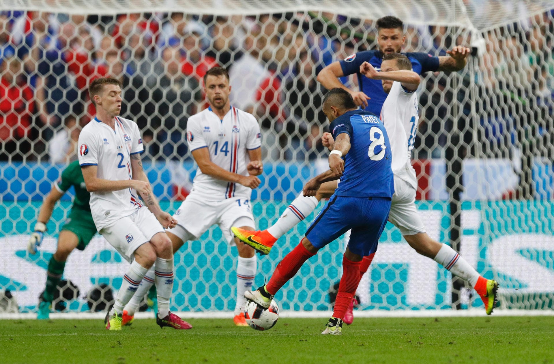 Doch der Bann scheint gebrochen: Frankreich dreht kurz vor der Halbzeit weiter auf, Dimitri Payet trifft in der 43. Minute per sattem Linksschuss zum 3:0! Das Aus der Isländer scheint nur noch Formsache.