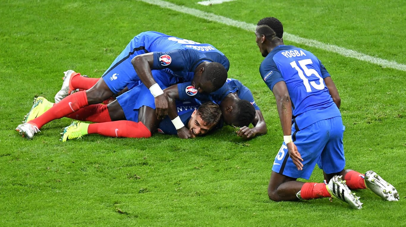 So sehen Sieger aus: Frankreich steht im Halbfinale der EM. Hier bejubeln die Gastgeber den Treffer von Antoine Griezmann (unten).