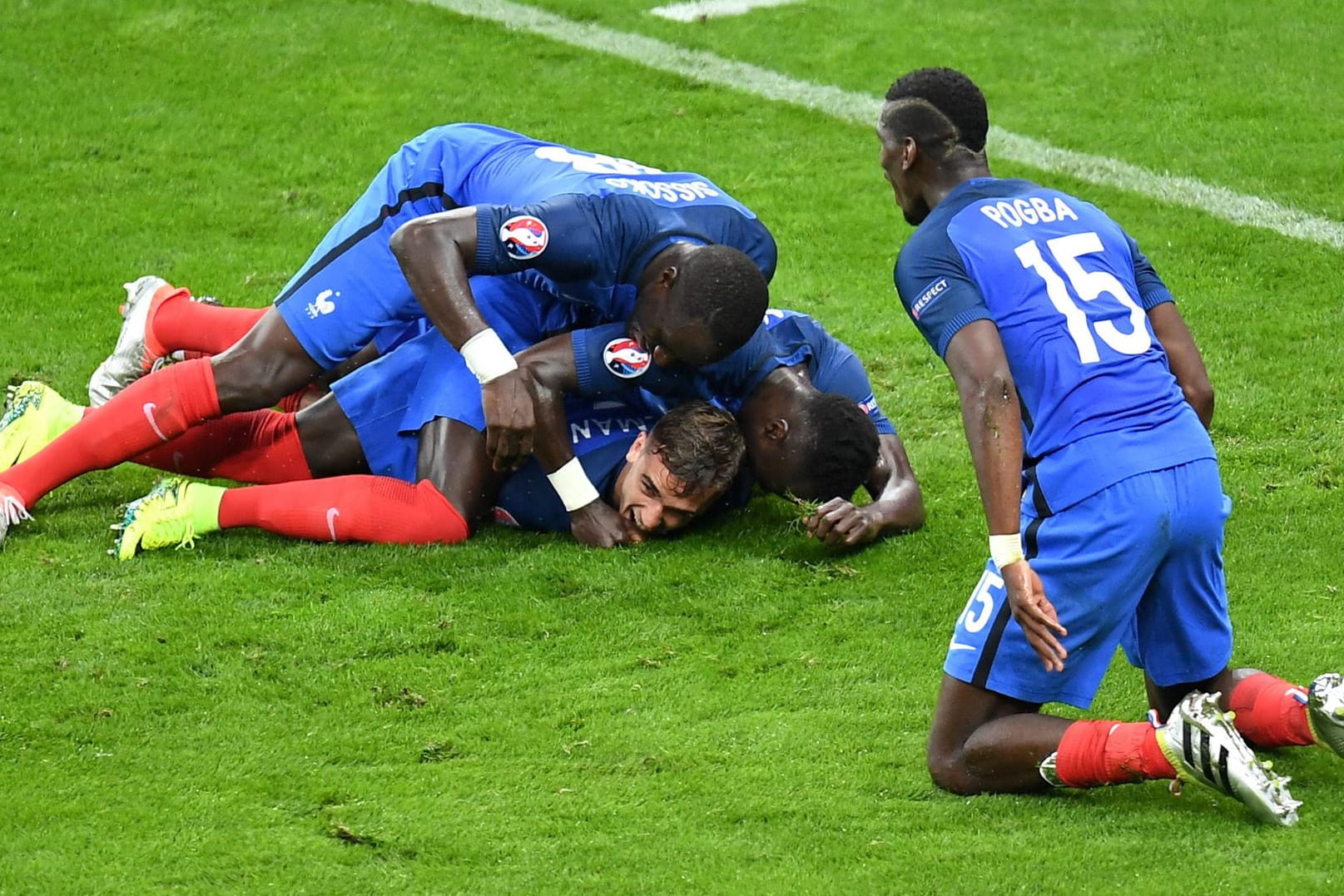 So sehen Sieger aus: Frankreich steht im Halbfinale der EM. Hier bejubeln die Gastgeber den Treffer von Antoine Griezmann (unten).