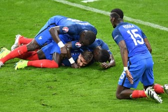 So sehen Sieger aus: Frankreich steht im Halbfinale der EM. Hier bejubeln die Gastgeber den Treffer von Antoine Griezmann (unten).