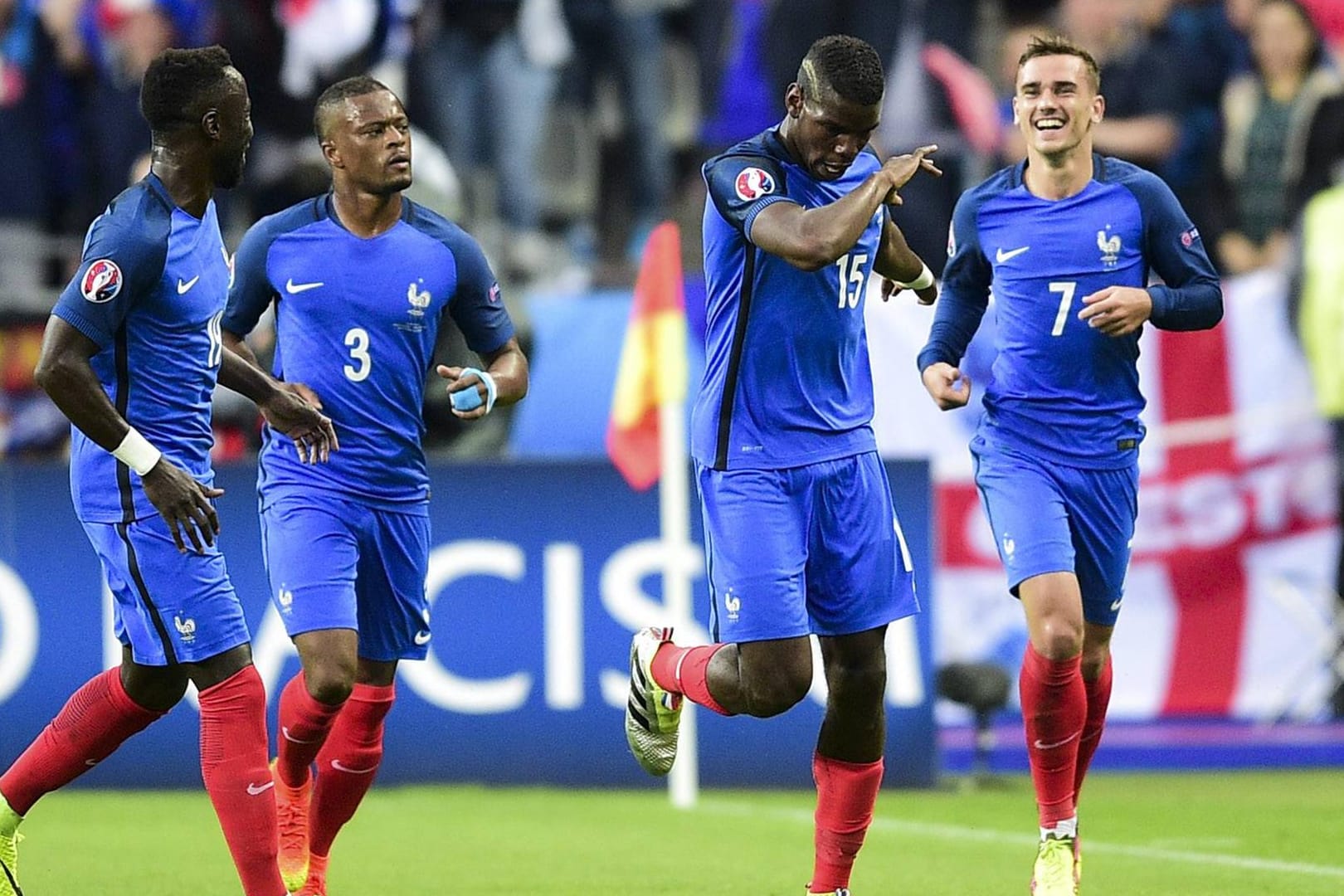 Paul Pogba (Mitte) und seine Teamkollegen fordern nun Deutschland im EM-Halbfinale.