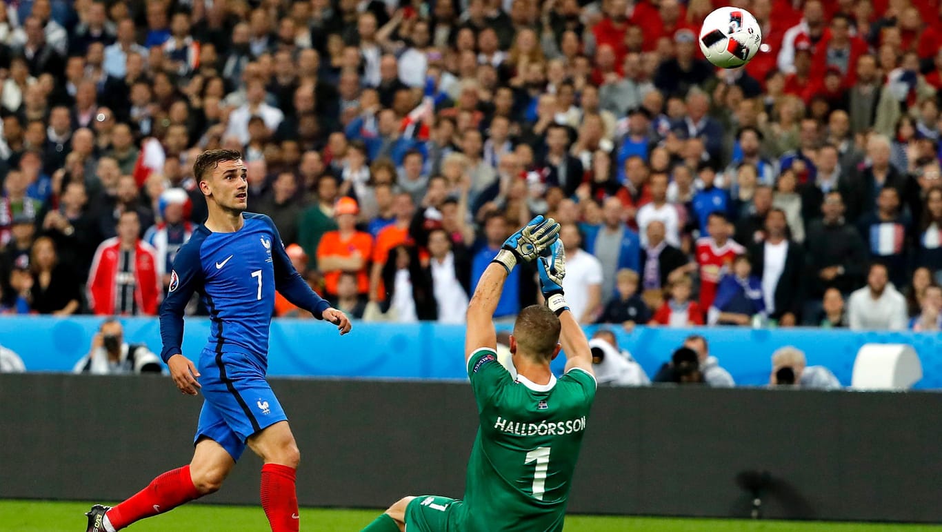 Der Franzose Antoine Griezmann trifft zum 4:0 gegen Island.