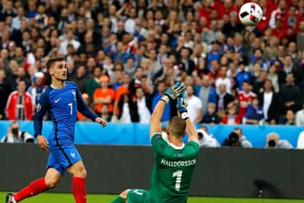 Der Franzose Antoine Griezmann trifft zum 4:0 gegen Island.