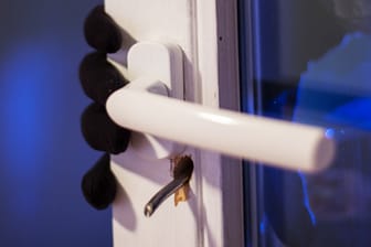 Das sogenannte Fensterbohren ist eine Einbruch-Methode, die vor allem von "Homejackern" gerne eingesetzt wird.