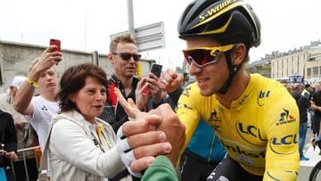Die Hand drauf: Der Mann im Gelben Trikot ist immer interessant. Umso mehr, wenn Weltmeister Peter Sagan das begehrteste Leibchen im Radsport trägt, wie hier vor dem Start der dritten Tour-Etappe in Granville.