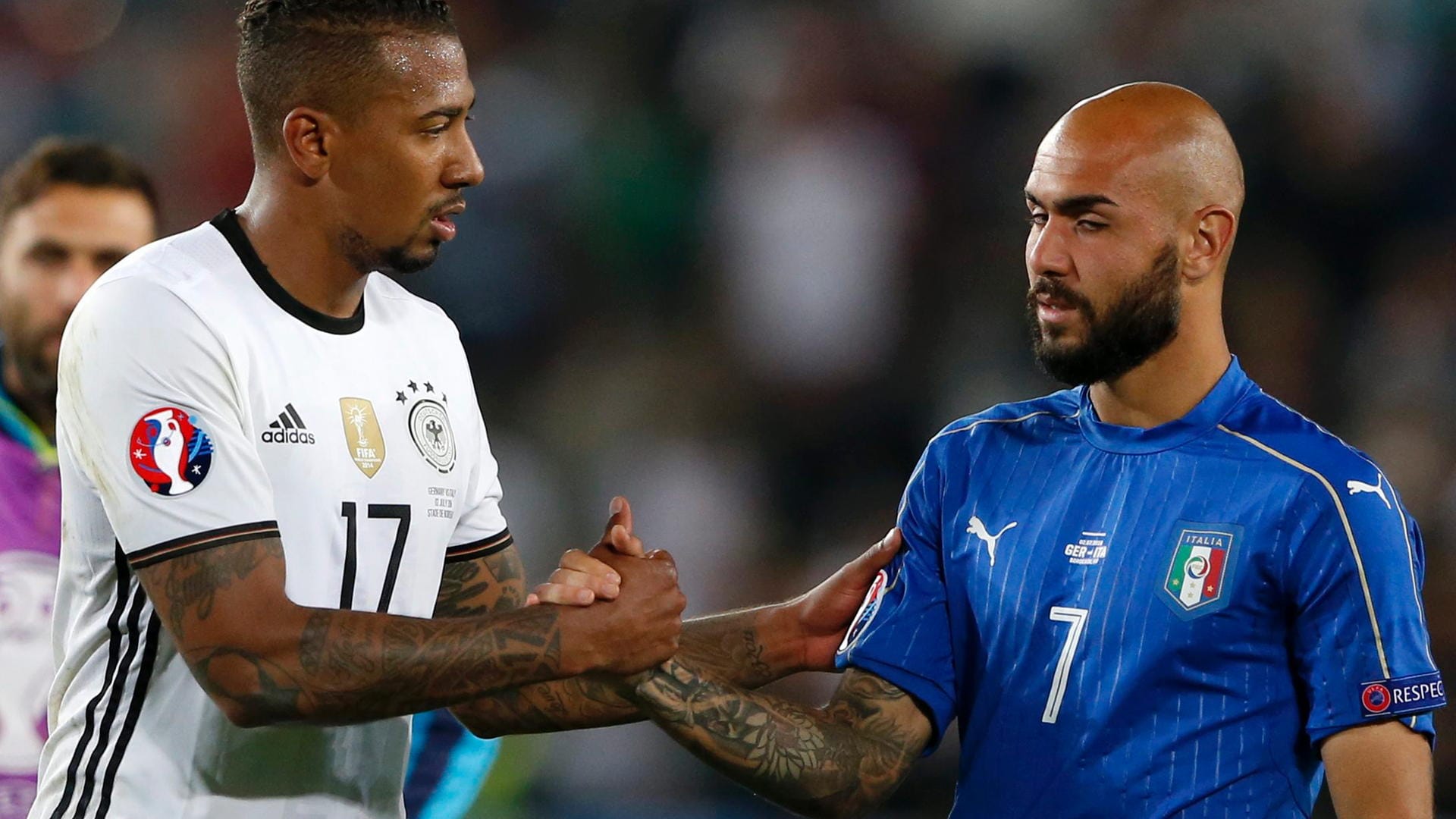 Untröstlich: Sieger Jerome Boateng (li.) versucht, Simone Zaza aufzumuntern.