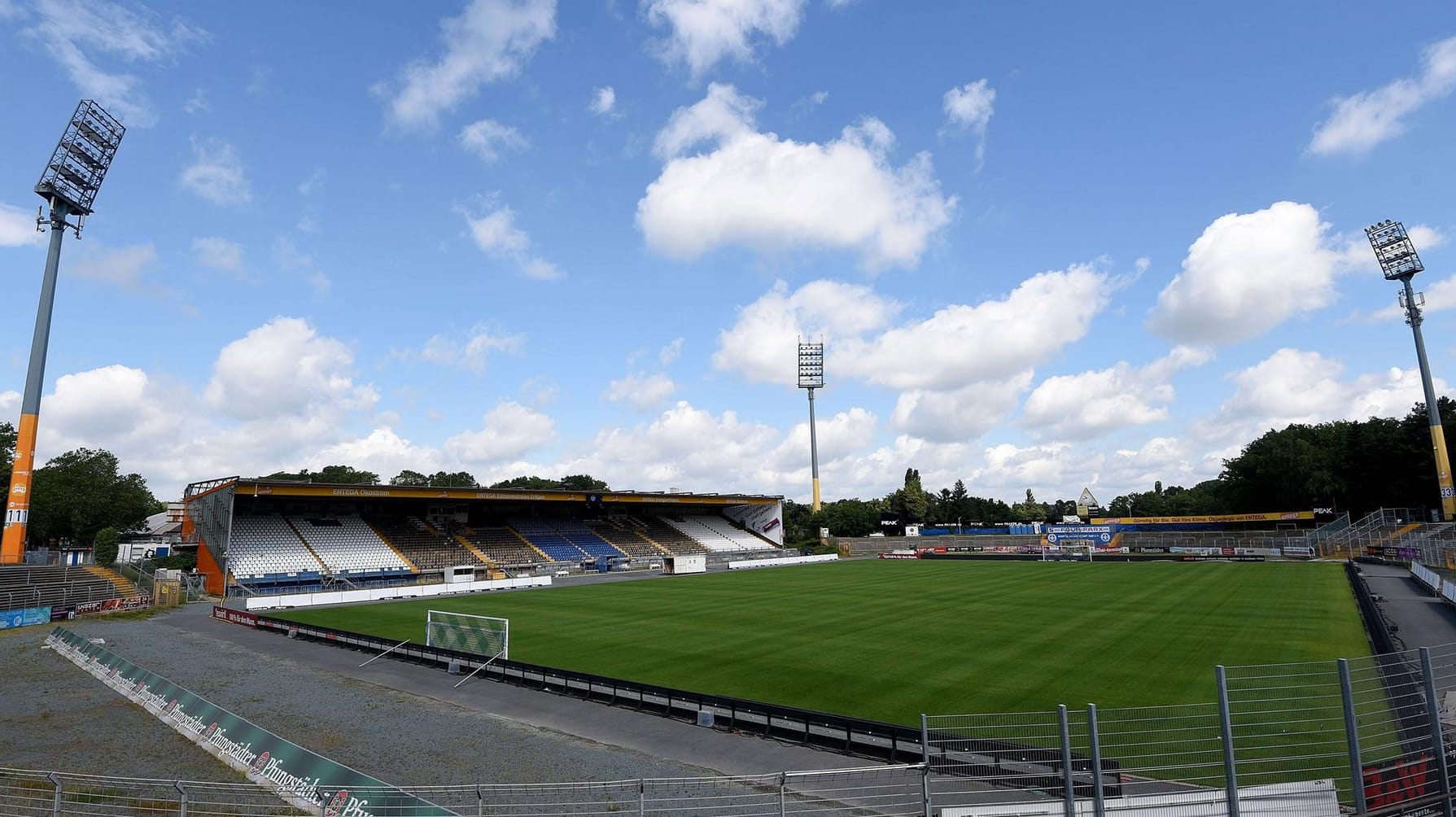 Marode Arena: Die Tage des SV Darmstadt 98 im traditionsreichen Böllenfalltor-Stadion könnten gezählt sein. Marode Arena: Die Tage des SV Darmstadt 98 im traditionsreichen Böllenfalltor-Stadion könnten gezählt sein.