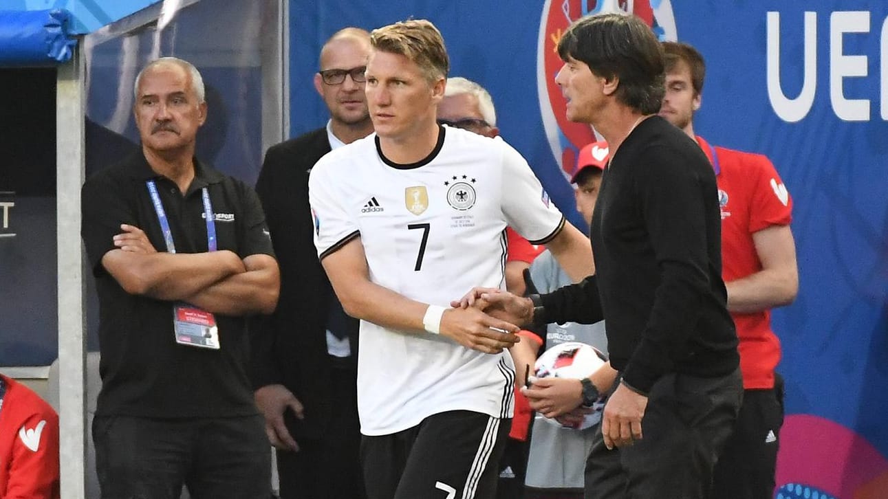 Jogi Löw musste seinen Kapitän Bastian Schweinsteiger gegen Italien noch in der ersten Halbzeit für den verletzten Sami Khedira einwechseln. Jogi Löw musste seinen Kapitän Bastian Schweinsteiger gegen Italien noch in der ersten Halbzeit für den verletzten Sami Khedira einwechseln.