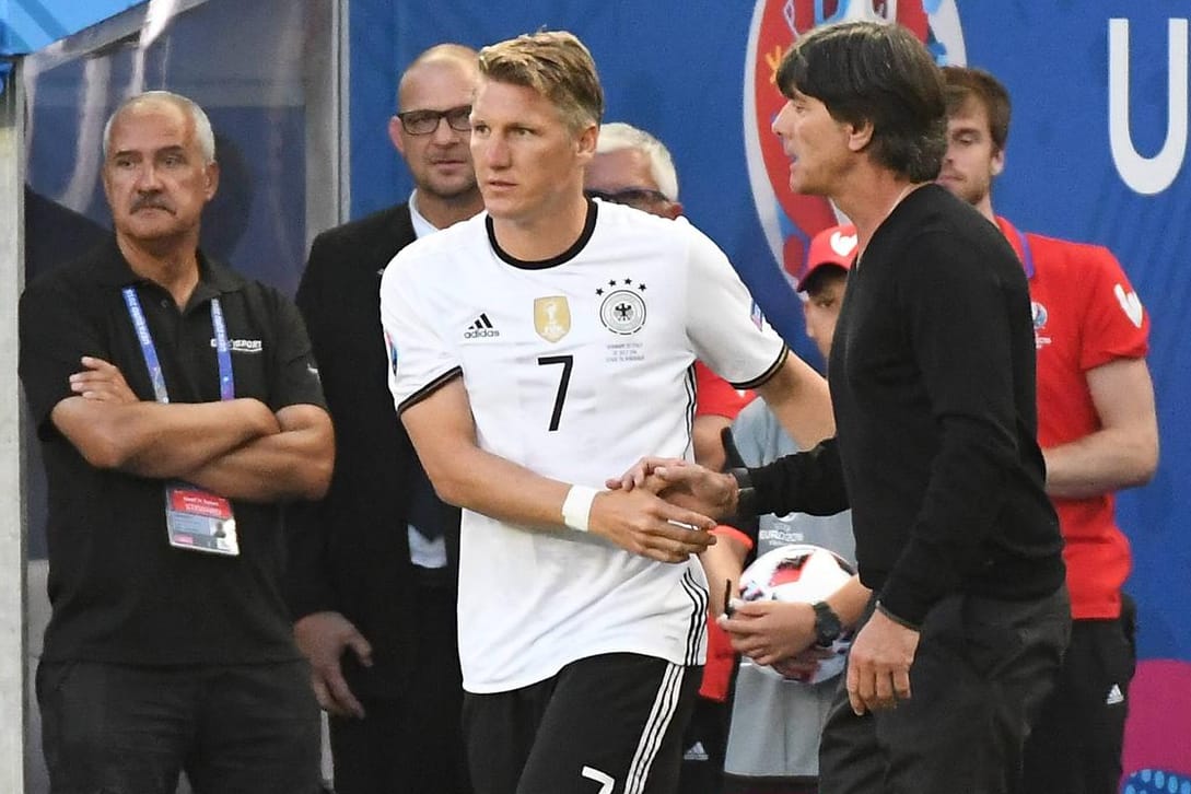 Jogi Löw musste seinen Kapitän Bastian Schweinsteiger gegen Italien noch in der ersten Halbzeit für den verletzten Sami Khedira einwechseln.