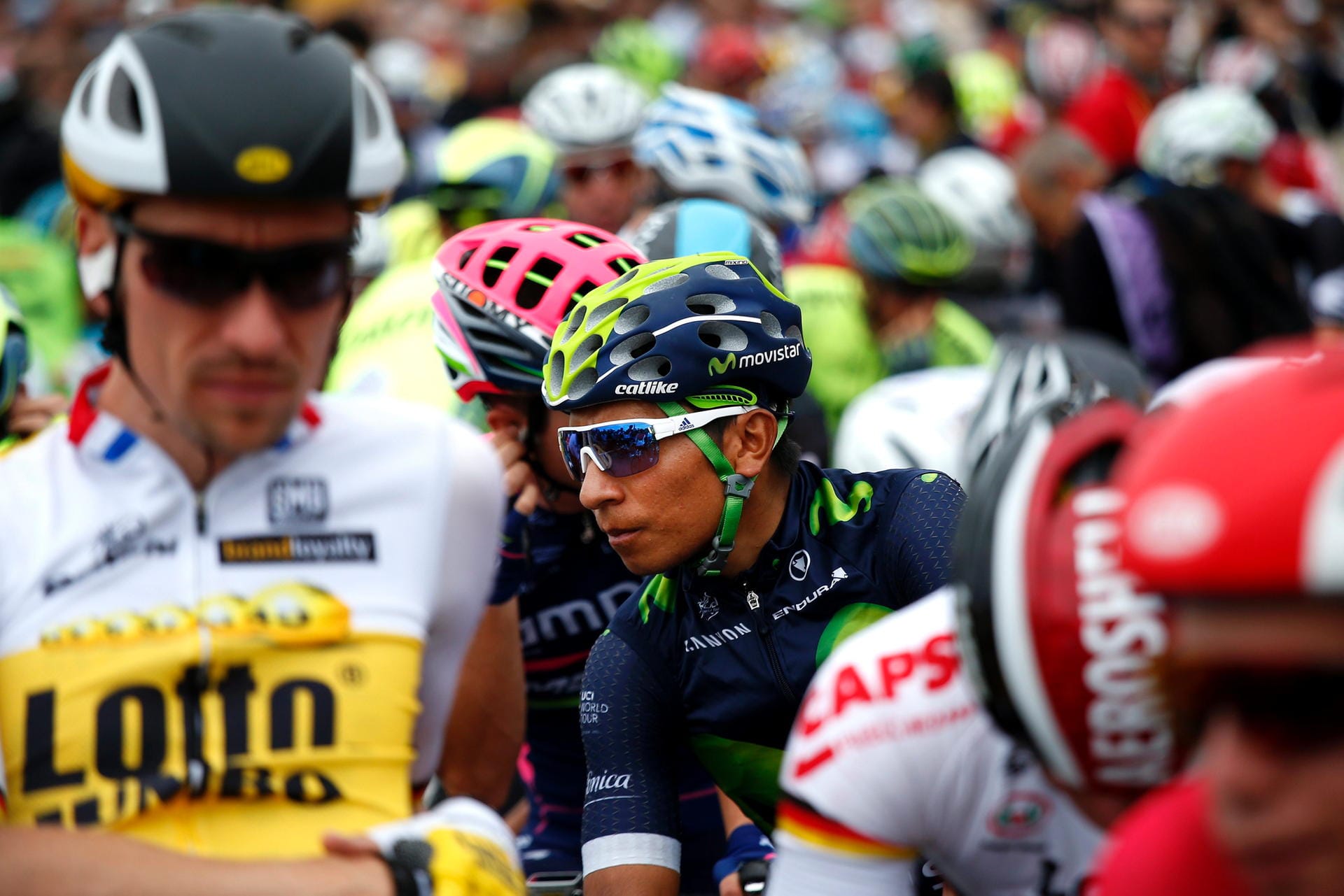 Ruhephase: Nairo Quintana (Mitte), einer der Favoriten auf den Gesamtsieg ließ es vor dem Start der dritten Etappe noch ganz ruhig angehen.