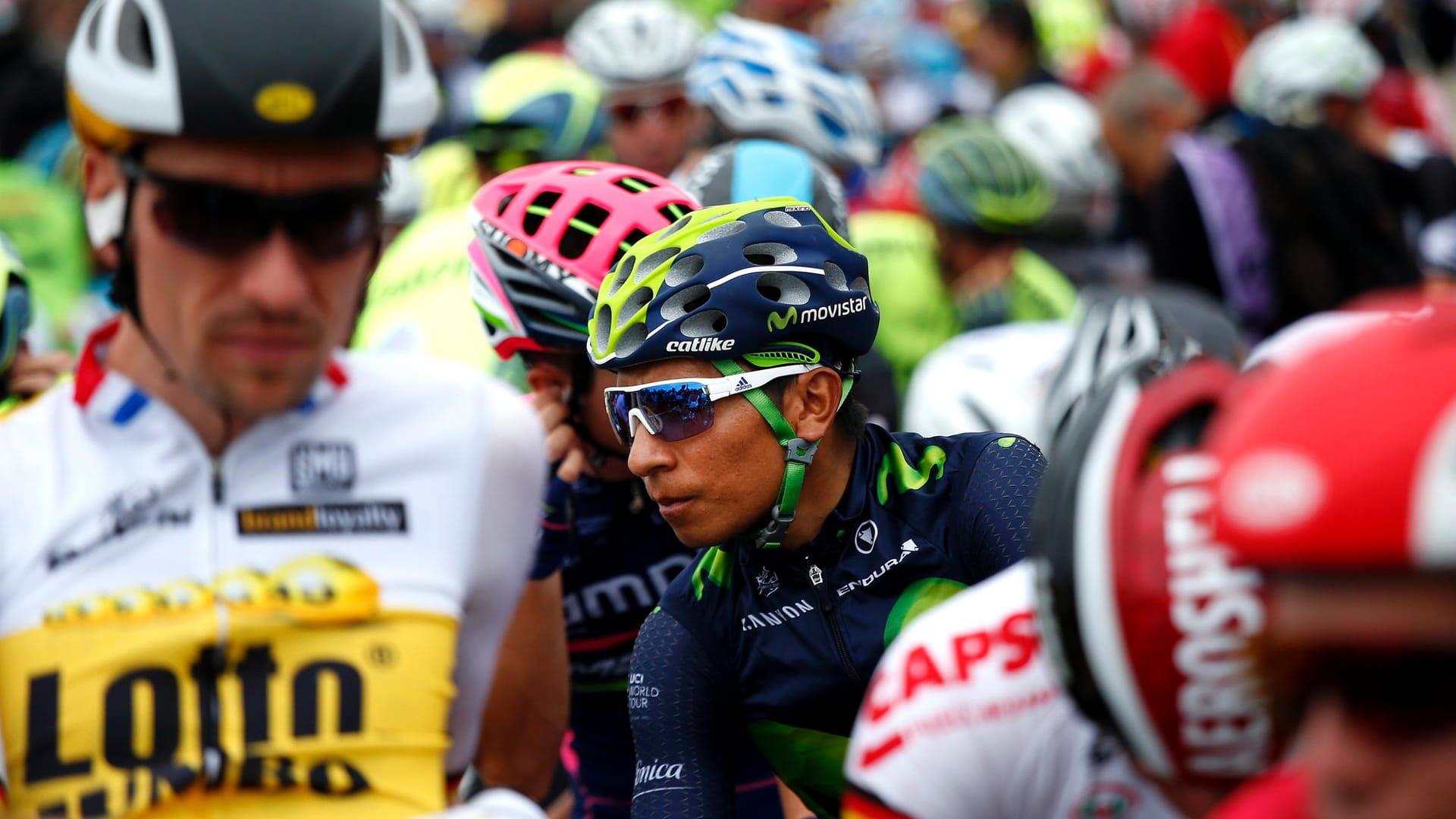 Ruhephase: Nairo Quintana (Mitte), einer der Favoriten auf den Gesamtsieg ließ es vor dem Start der dritten Etappe noch ganz ruhig angehen.