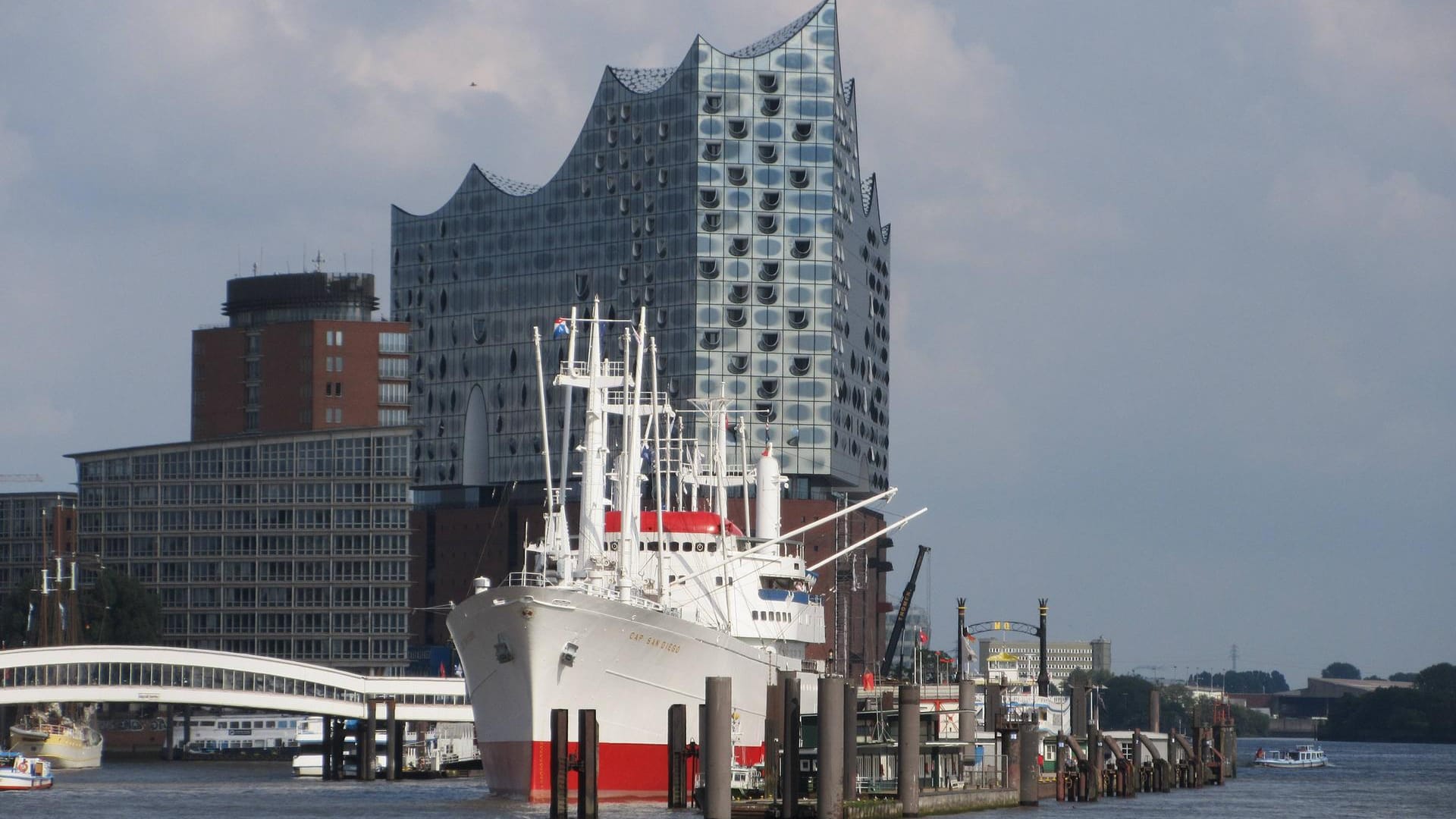 Die "Cap San Diego" an ihrem Stammplatz vor der Elbphilharmonie.