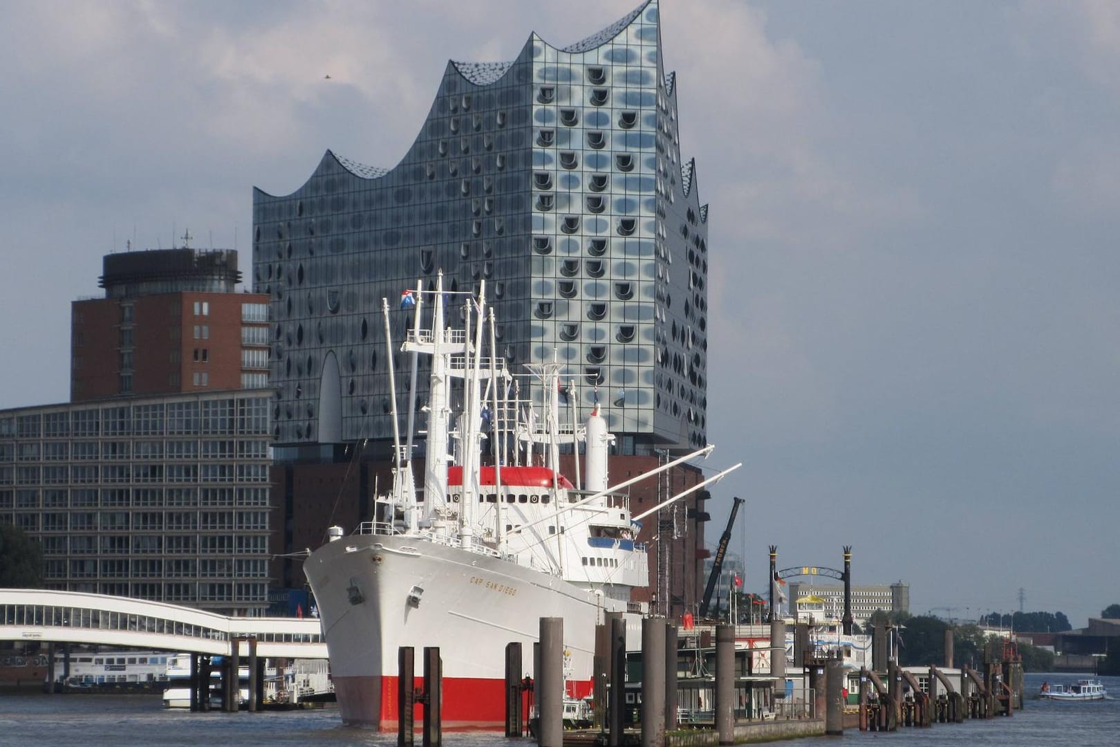 Die "Cap San Diego" an ihrem Stammplatz vor der Elbphilharmonie.