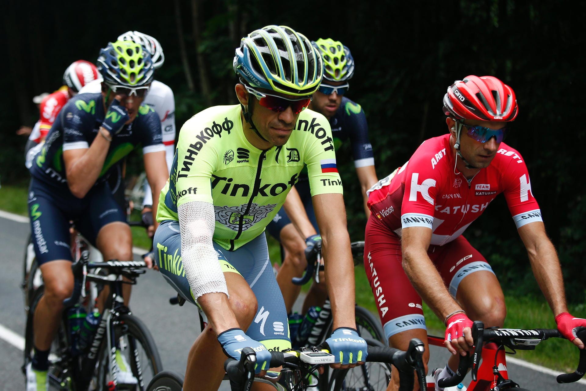 Gezeichnet: Alberto Contador, einer der Favoriten im Gesamtklassement, ist nach seinen Stürzen dick bandagiert ins Rennen gegangen. Trotz der 223,5 Kilometer langen Fahrt hoffte der Spanier auf ein bisschen Erholung.