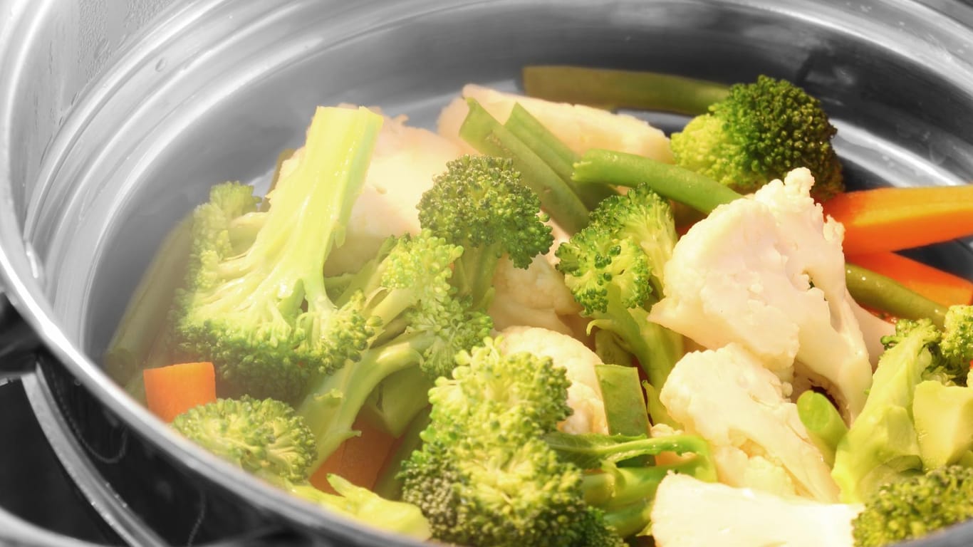 Gemüse behält beim schonenden Dampfgaren viele Nährstoffe und sein Aroma.