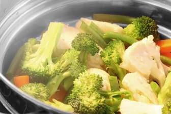 Gemüse behält beim schonenden Dampfgaren viele Nährstoffe und sein Aroma.