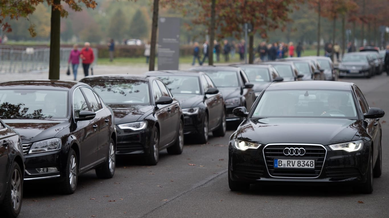 Fahrbereitschaft des Deutschen Bundestages: Die Abgeordneten können die Autos mit Fahrer kostenlos nutzen.
