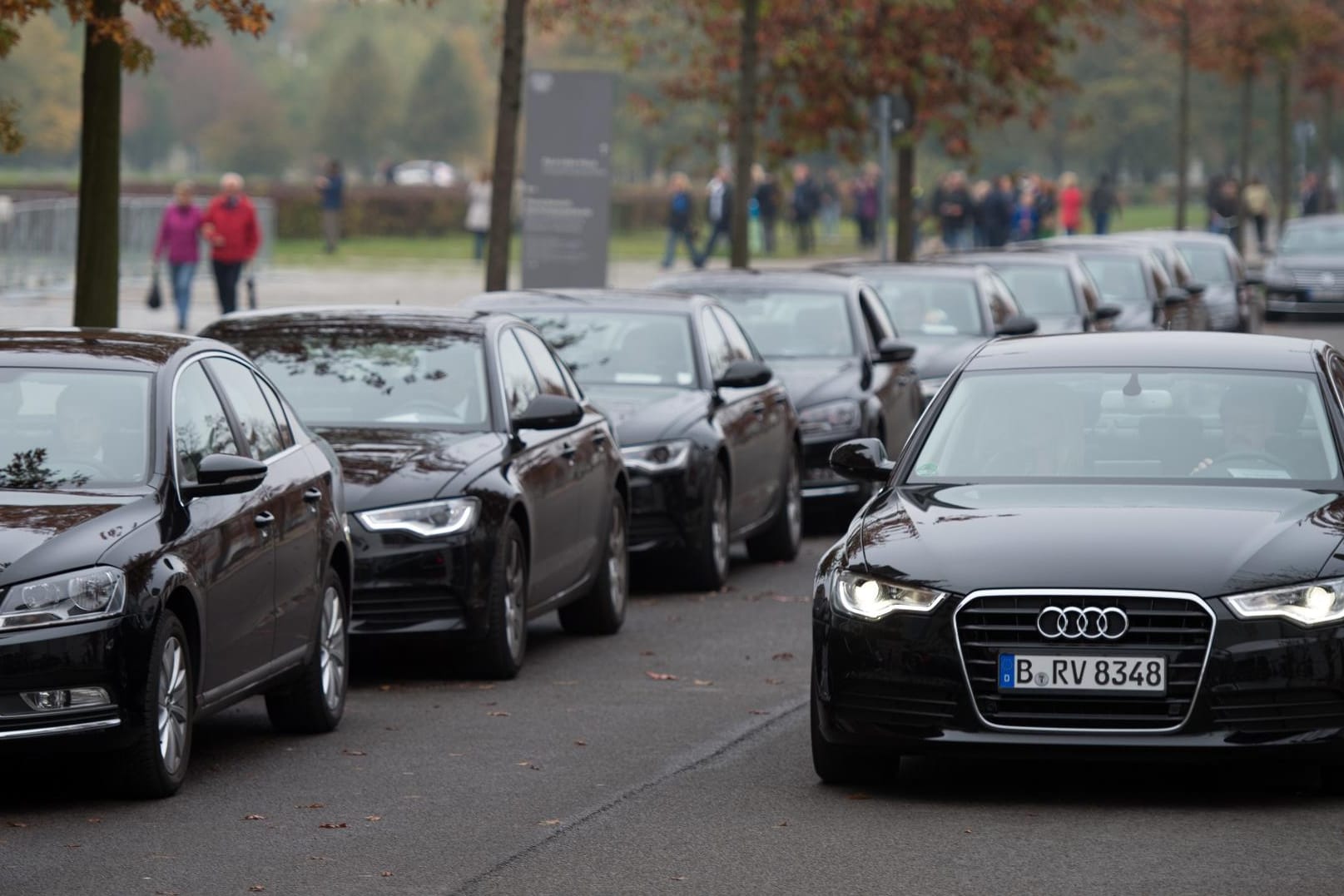 Fahrbereitschaft des Deutschen Bundestages: Die Abgeordneten können die Autos mit Fahrer kostenlos nutzen.