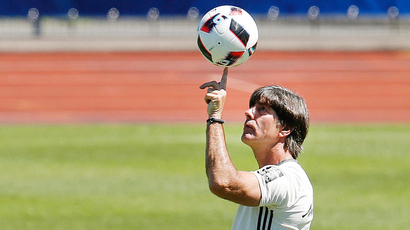 Ballkontakt: Joachim Löw zeigt Fingerspitzengefühl im Training der deutschen Mannschaft.
