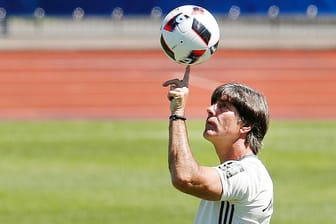 Ballkontakt: Joachim Löw zeigt Fingerspitzengefühl im Training der deutschen Mannschaft.
