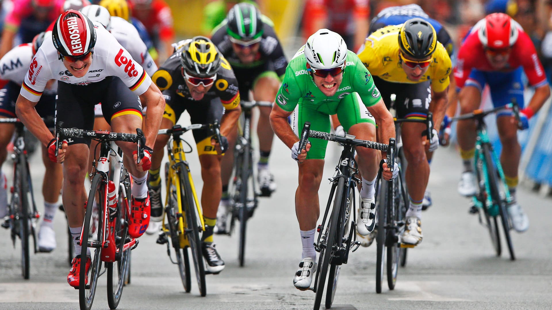 Sprintfinale: In dieser Szene war André Greipel (links) noch vorne. Doch er wurde von Mark Cavendish (rechts) noch knapp abgefangen.