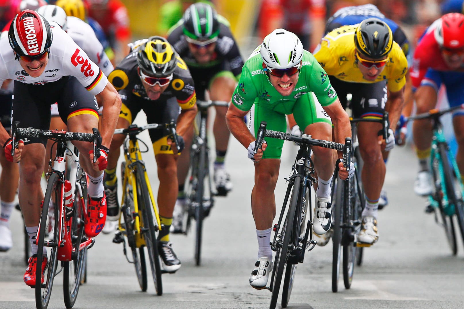 Sprintfinale: In dieser Szene war André Greipel (links) noch vorne. Doch er wurde von Mark Cavendish (rechts) noch knapp abgefangen.