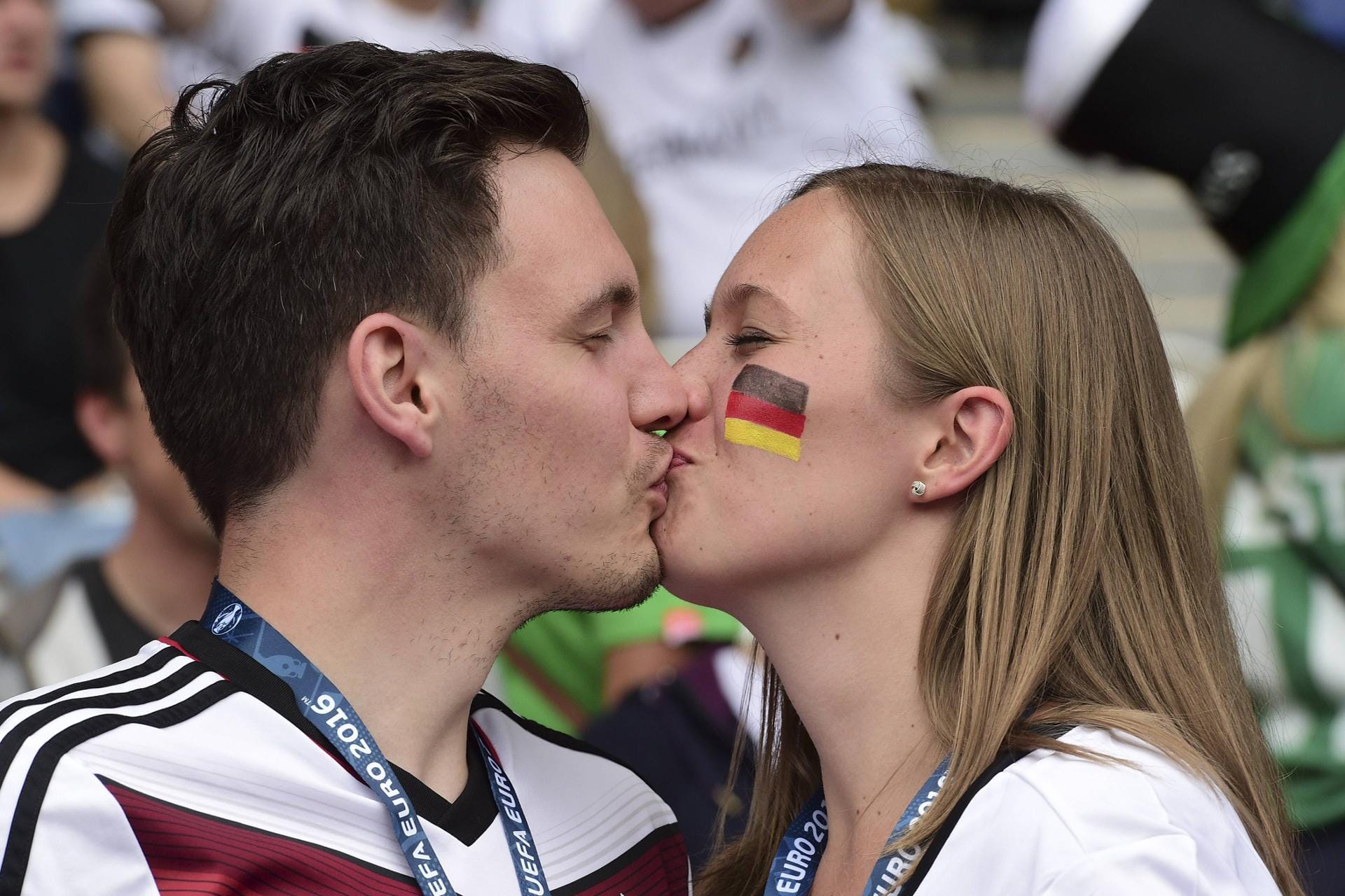 "Don't Talk Just Kiss": Dieses Paar beküsste den 1:0 sieg Deutschlands gegen Nordirland.