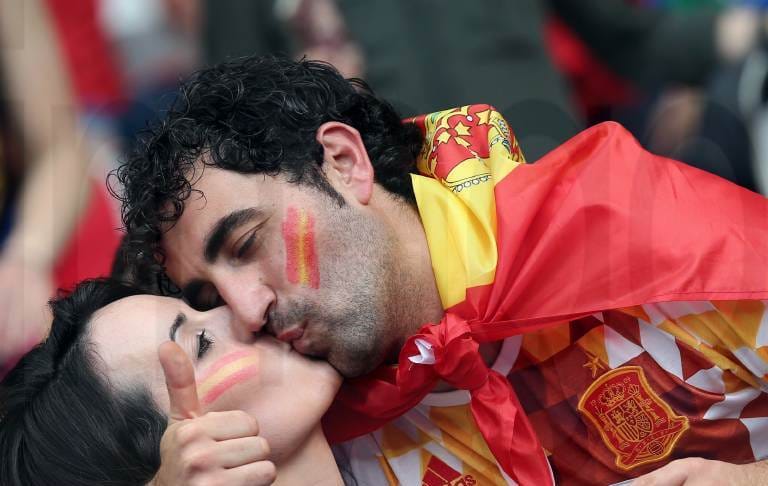 Hätten die Spanier mal so leidenschaftlich gespielt, wie ihre Fans sich küssen, wären sie vielleicht nicht im Achtelfinale ausgeschieden.