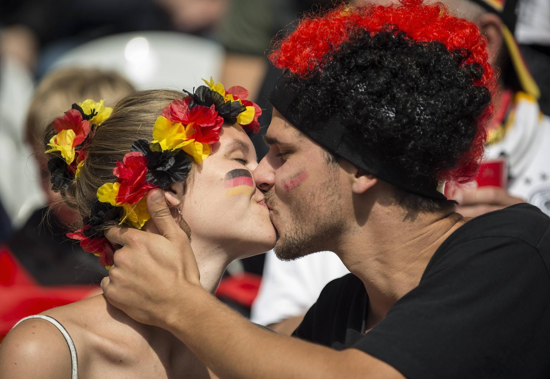 Leidenschaftliche deutschen Fans küssen sich beim Spiel gegen die Slowakei.