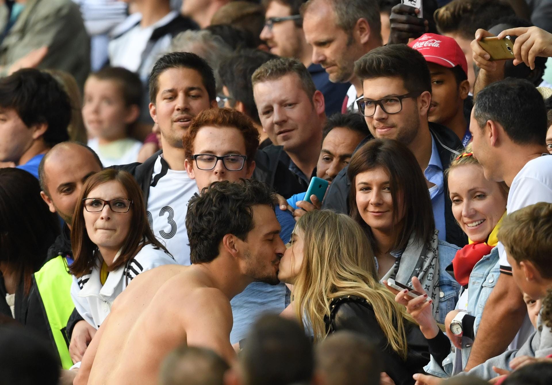Kommen wir von den Fans zu den Spielern. Die holen sich nach dem Spiel gerne ein paar Küsse von ihren Frauen ab, wie hier Mats Hummels.