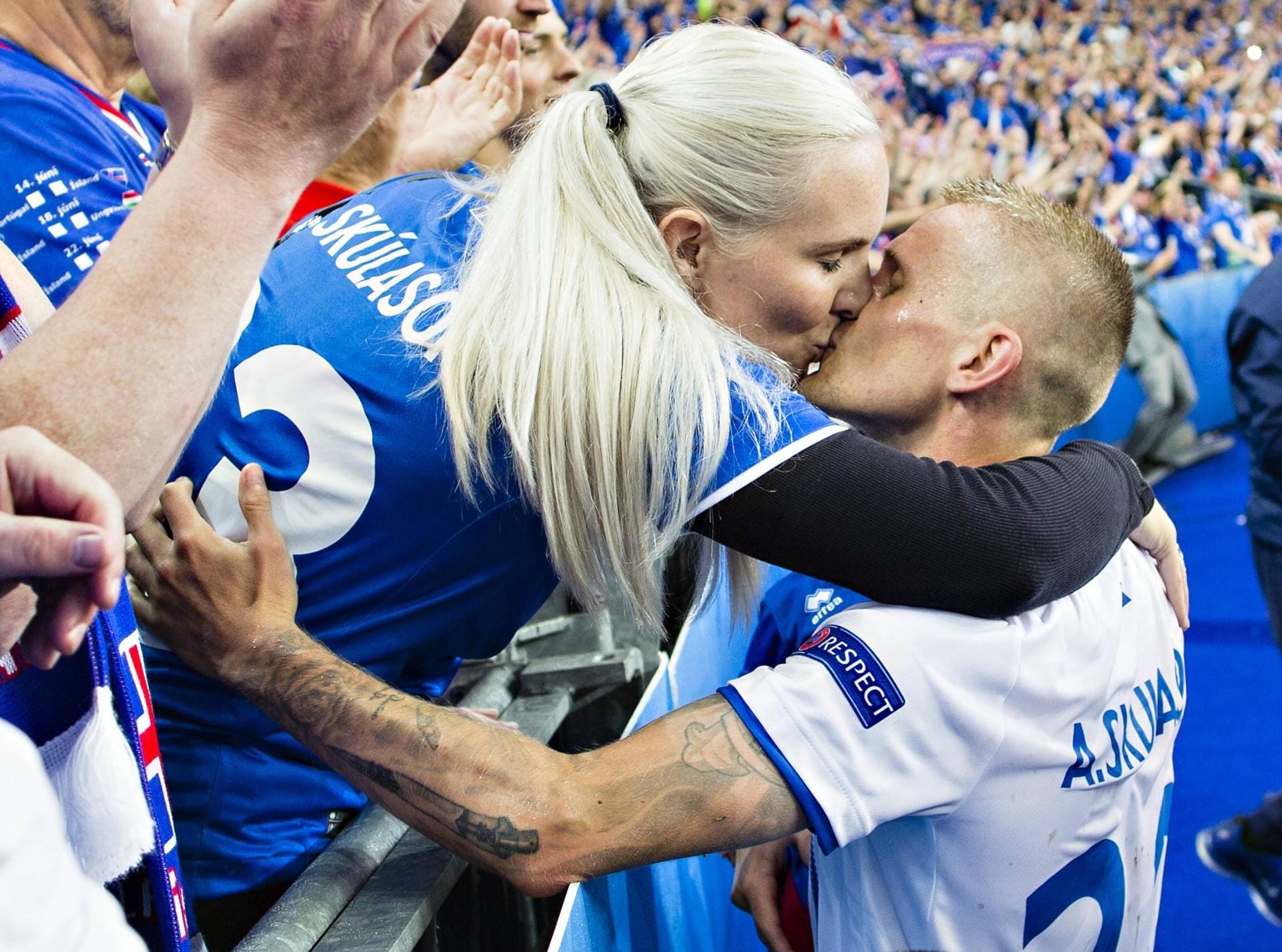 Island kickte sich in die Herzen der Fußballfans in ganz Europa. In die Herzen ihrer Frauen haben sie sich sowieso gespielt. Hier gibt es für Ari Skulason einen Kuss von seiner Frau.