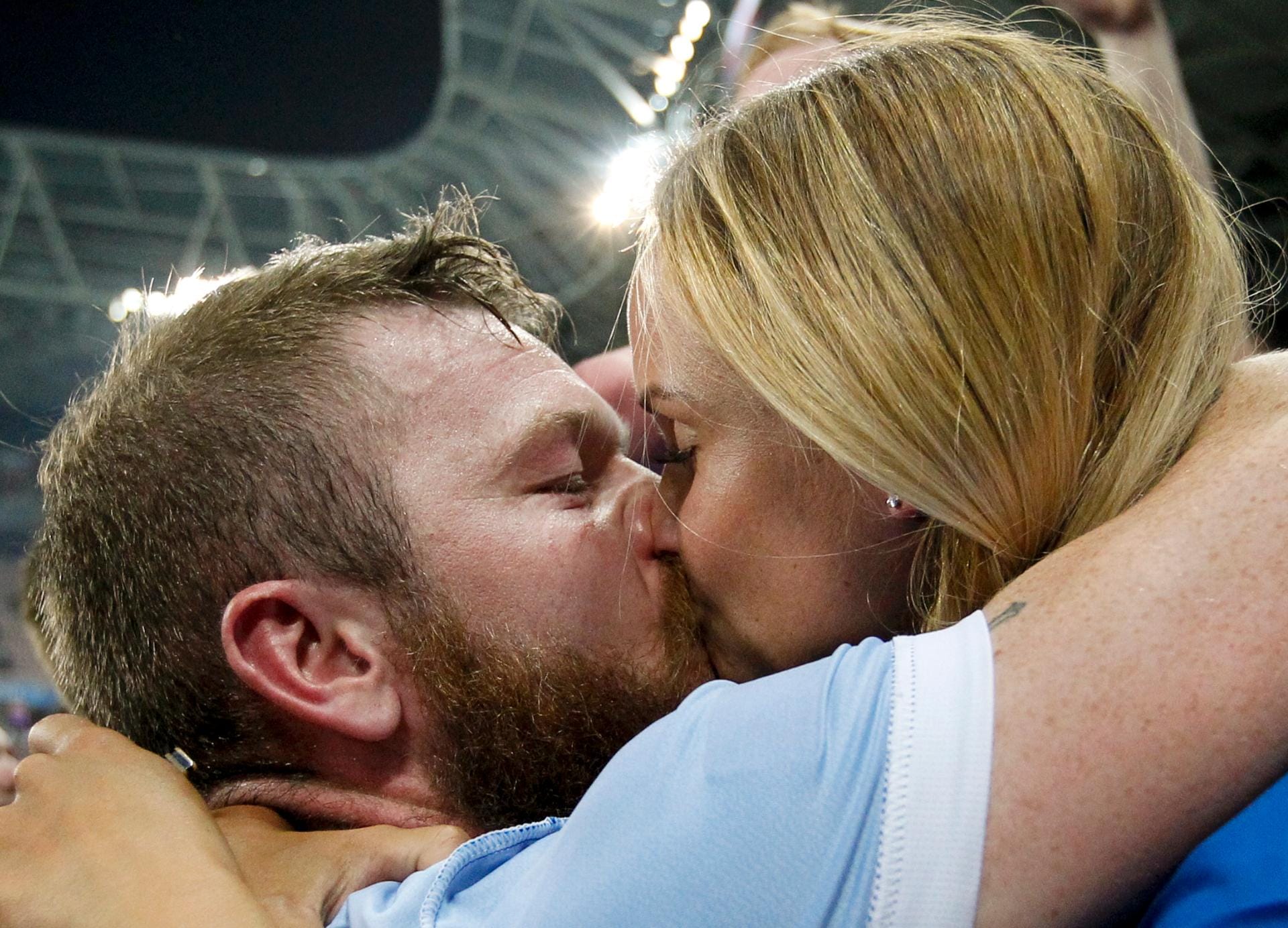 Islands Kapitän Aron Gunnarsson und seine Freundin Kristbjörg Jónasdóttir umarmen und küssen sich nach dem sensationellen Sieg der Wikinger gegen England.