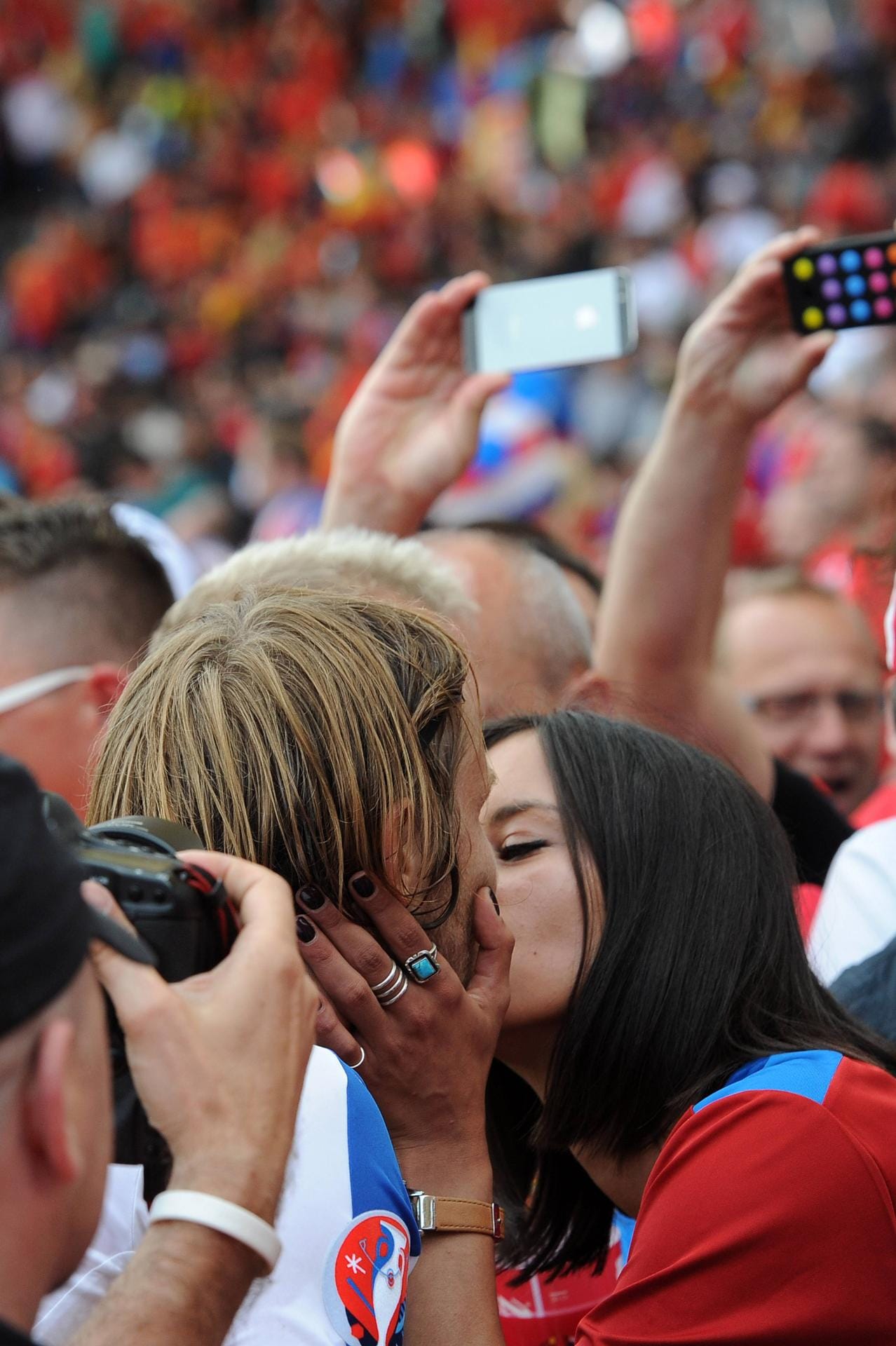 Hier bekommt der Tscheche Jaroslav Plasil einen Kuss von seiner Frau Ana Lucia Souza.