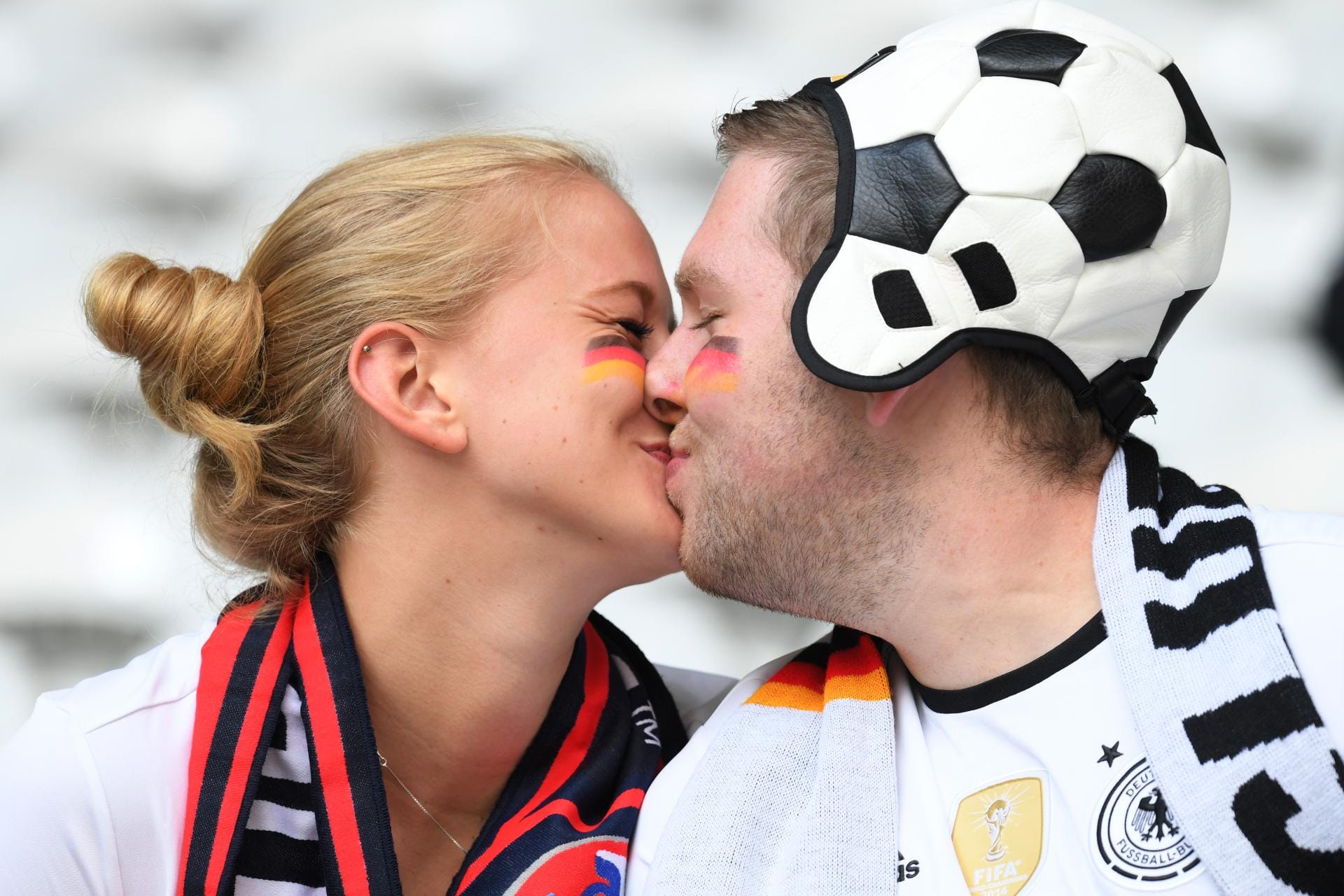 Deutsche Fans bei der EM: Frankreich, ein Kussmärchen.