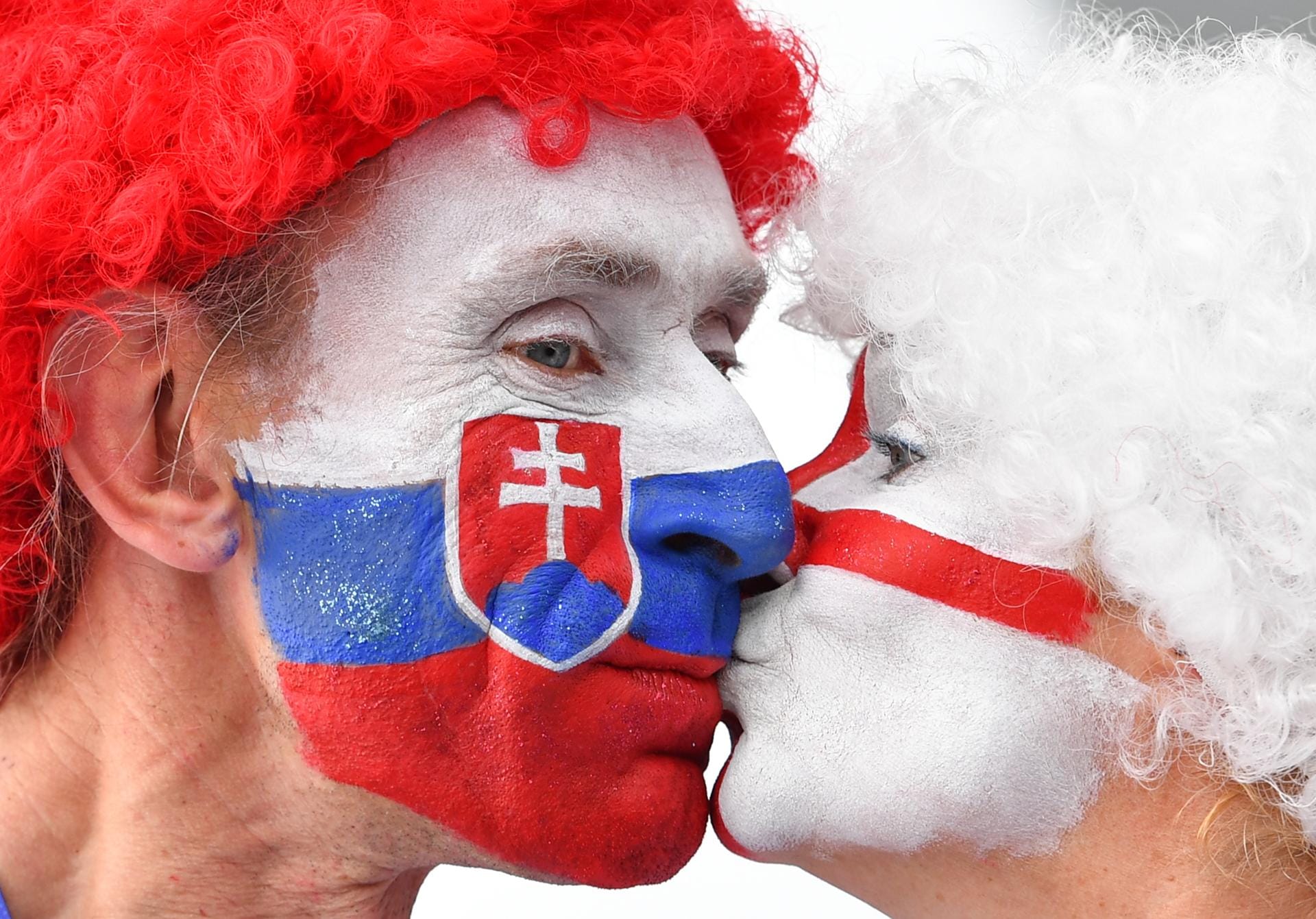 Ein slowakischer Fan küsst einen englischen.