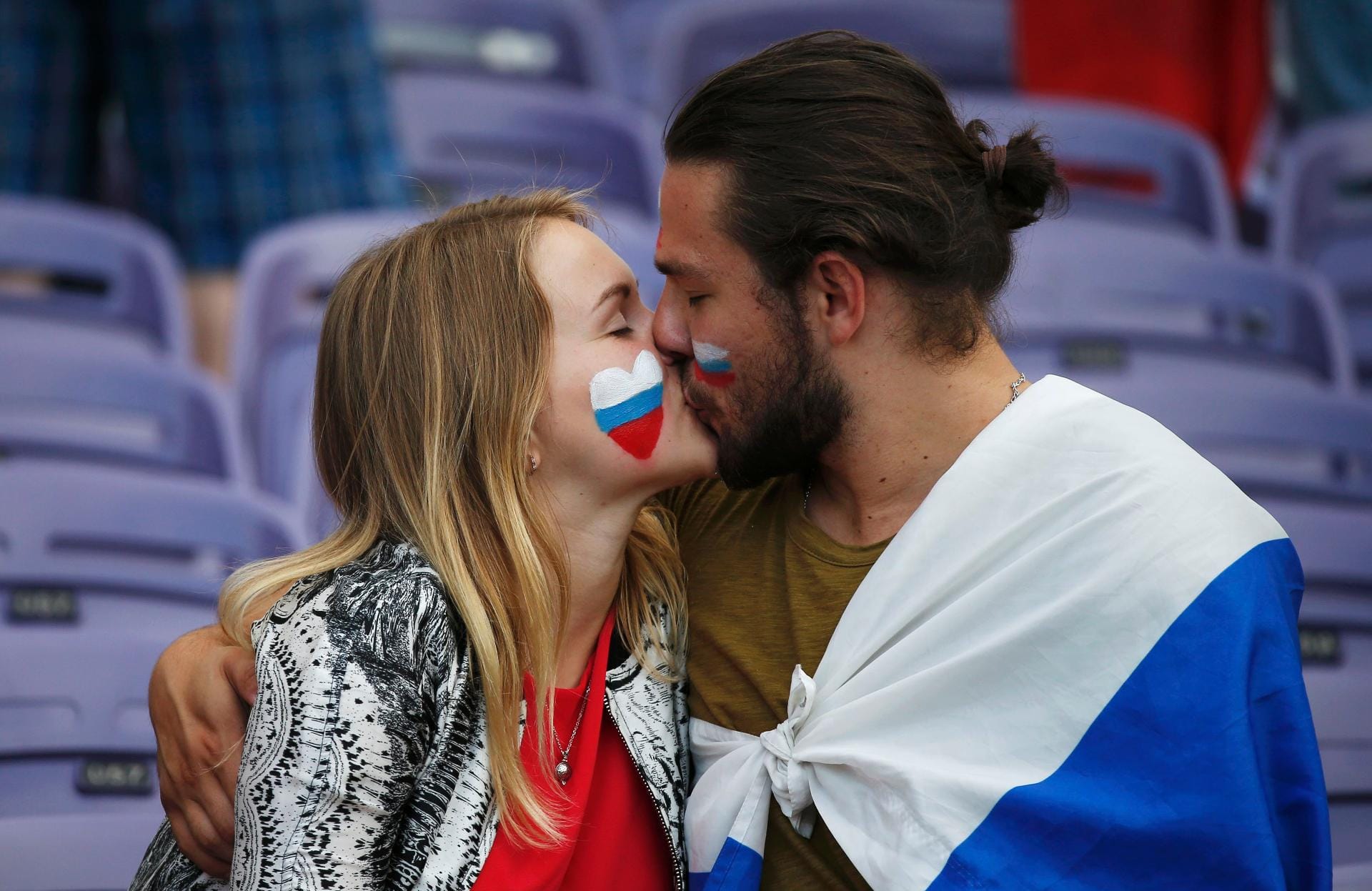 So sehen wir die russischen Fans am liebsten. Heiße Küsse statt brutaler Gewalt, wie vor dem Spiel gegen England.