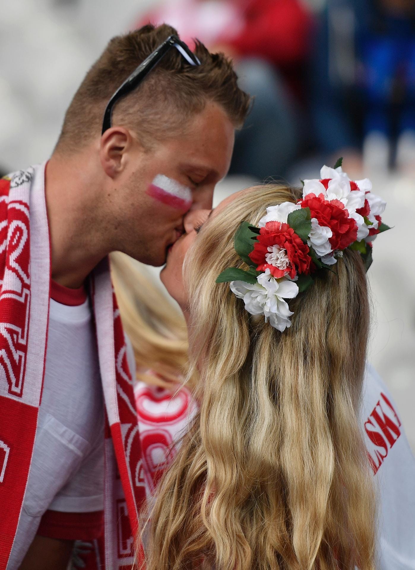 Auch dieses polnische Paar turtelt und knutscht im Stadion.