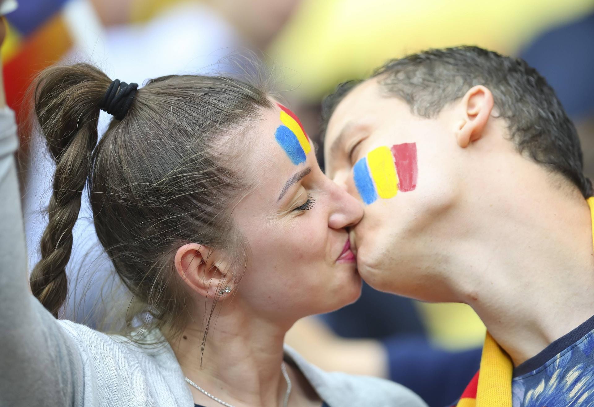 Natürlich wurde auch bei Rumäniens Fans geknutscht.
