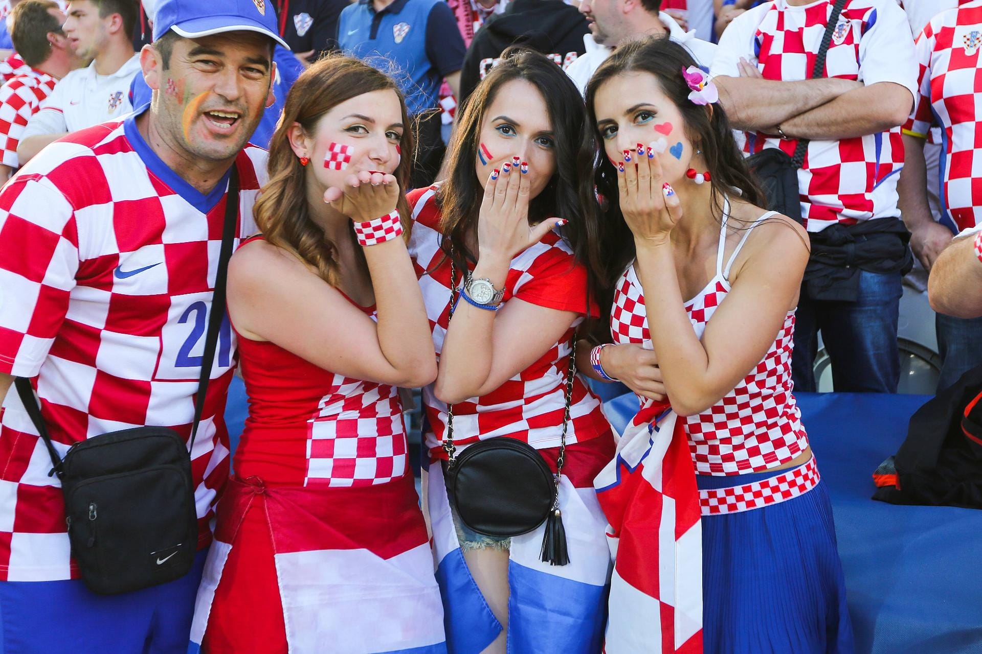 Wie sexy Handküsse sein können, beweisen diese kroatischen Fans.