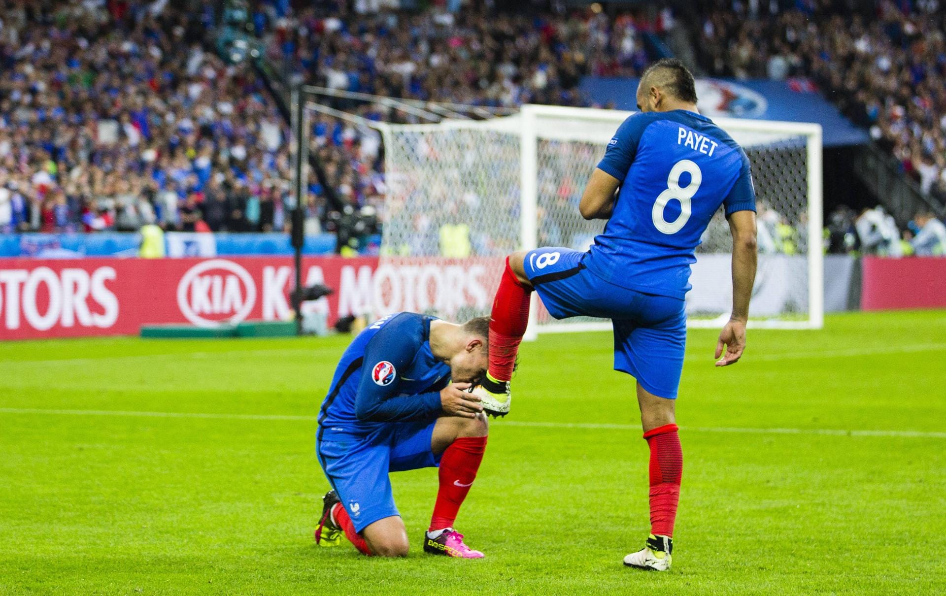 Küss den Schuh: Antoine Griezmann (Frankreich) küsst den Schuh von Dimitri Payet, nachdem dieser ein Tor gegen Island geschossen hat.