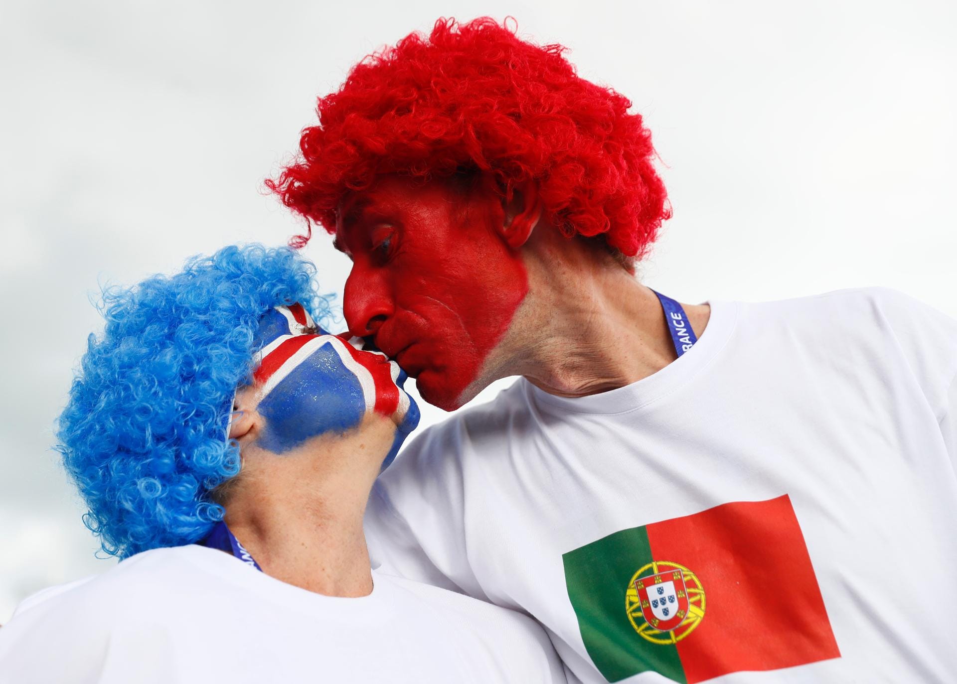 Ein portugiesischer und ein isländischer Fan küssen sich.