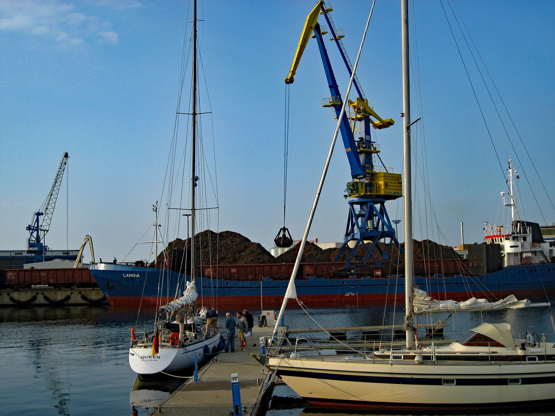 Marina in Wismar mit besonderer Perspektive: Die Jachten liegen, versorgt mit Strom und Wasser, gegenüber des Industriehafens. Hier werden ab früh morgens Schiffe mit Stahlschrott beladen. An Schlaf ist da nicht mehr zu denken.
