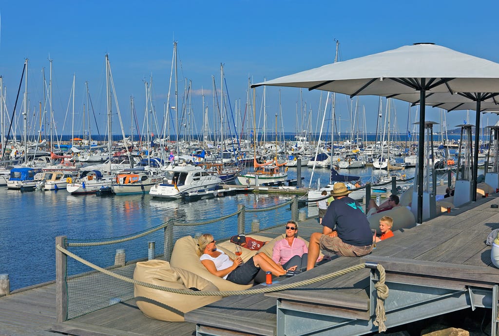 Viel Komfort in Kühlungsborn: Der Jachthafen bietet viele feine Restaurants, Bars, edle Boutiquen und Galerien direkt bei den Piers. Die Marina ist bei Jachties und Touristen gleichermaßen beliebt.