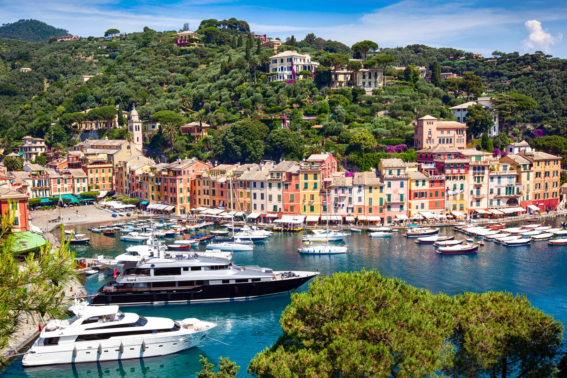 Diesen kleinen Ort lieben Milliardäre ebenso wie Prominente: Portofino an der ligurischen Küste hat nur 500 Einwohner, aber eine Marina, in der Eigner von Luxusjachten knapp 3000 Euro pro Nacht zum Festmachen zahlen.