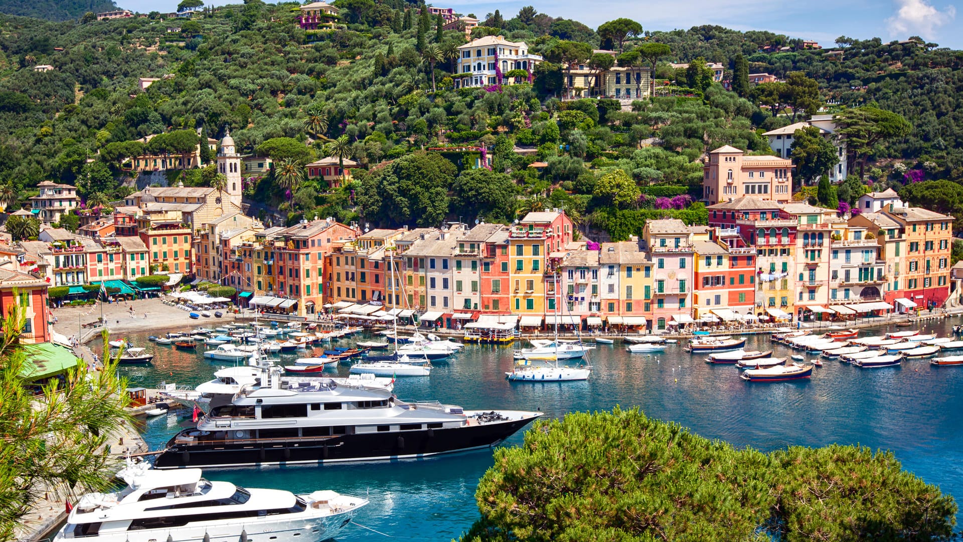 Diesen kleinen Ort lieben Milliardäre ebenso wie Prominente: Portofino an der ligurischen Küste hat nur 500 Einwohner, aber eine Marina, in der Eigner von Luxusjachten knapp 3000 Euro pro Nacht zum Festmachen zahlen.