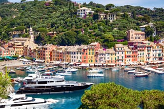 Diesen kleinen Ort lieben Milliardäre ebenso wie Prominente: Portofino an der ligurischen Küste hat nur 500 Einwohner, aber eine Marina, in der Eigner von Luxusjachten knapp 3000 Euro pro Nacht zum Festmachen zahlen.